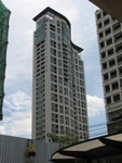 對面 Fraser Suite