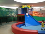 伊勢丹 play area .... 比下去....